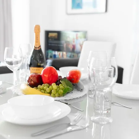 Apartment Luxury Two Bedroom - Centre - Secure Parking 99q *