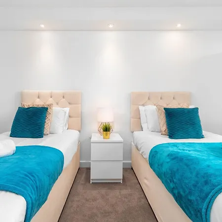 Luxury Two Bedroom - Centre - Secure Parking 99q Apartment *