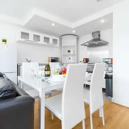 Apartment Luxury Two Bedroom - Centre - Secure Parking 99q *